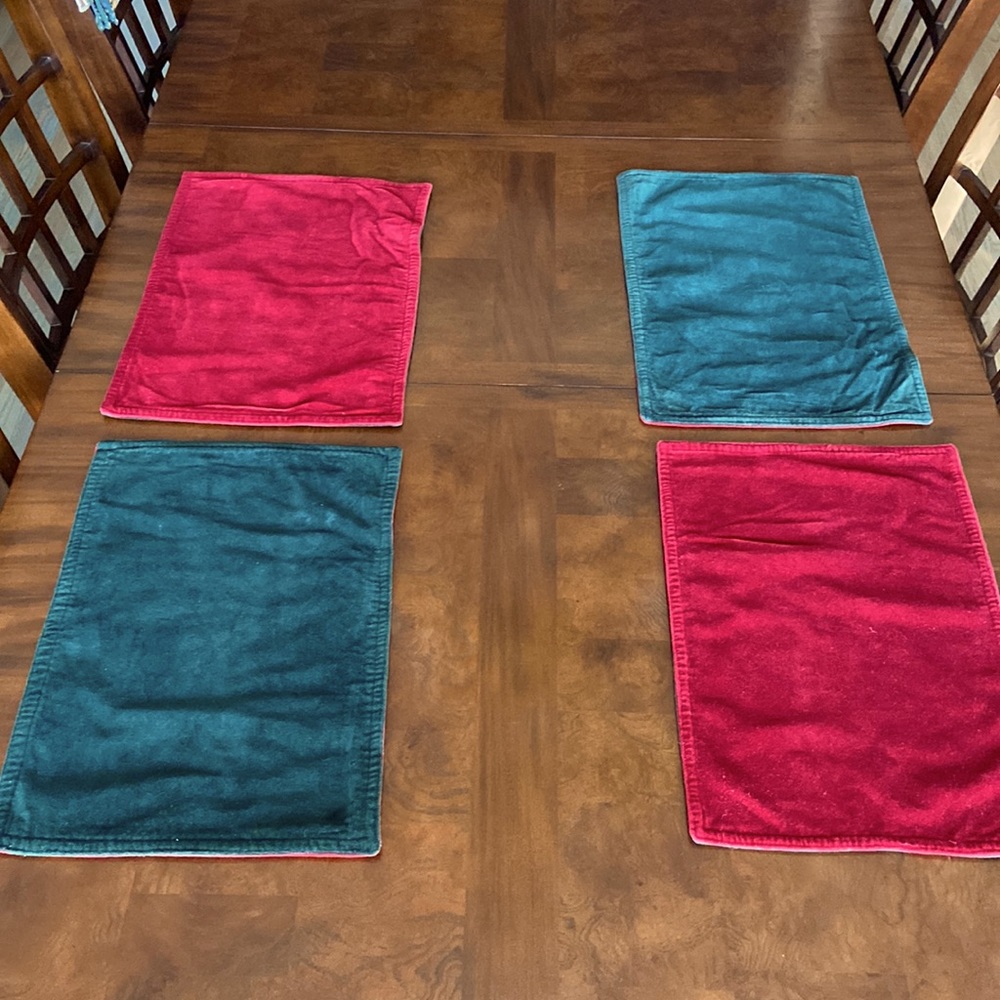 Set of 4 Reversible Red & Green Velour Placemats